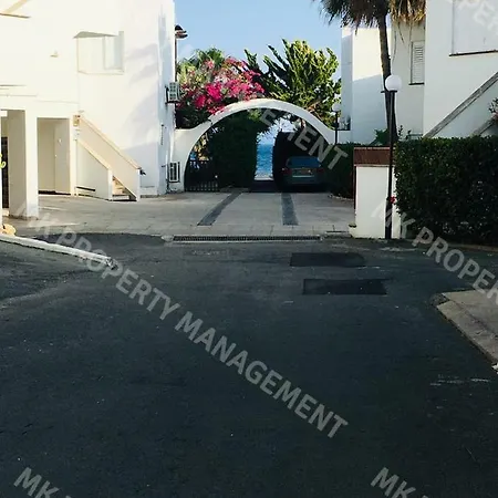 Yiallos Village Apt. A101 Менеоу